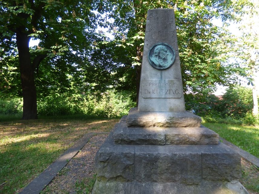 Bild: Denkmal von 1906 aus Granit mit einer ausdrucksvollen Bildnisplakette (Reliefprofil) von Otto Henschel (1871-1937) am Hauptweg in das Gehege 