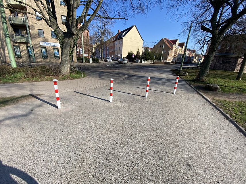 Bild: Die Poller auf dem August-Bebel-Platz versperren die Zufahrt von der K&uuml;tzingstra&szlig;e