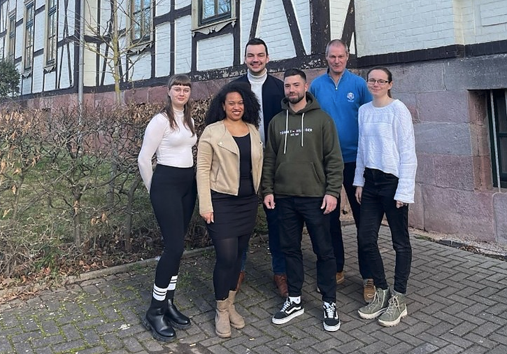 Bild: Die Studierenden, gemeinsam mit dem Koordinator der Freiwilligenagentur (mitte, vorne), sowie dem Vorstandsvorsitzenden des KJR Andreas Meyer (rechts, hinten)