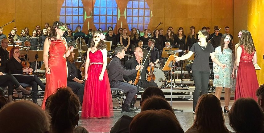 Bild: Unter Begleitung des Loh-Orchesters sangen und agierten die Sch&uuml;lerinnen und Sch&uuml;ler des Geschwister-Scholl-Gymnasiums ihre Musicalinterpretation von Shakespeares Romeo und Julia