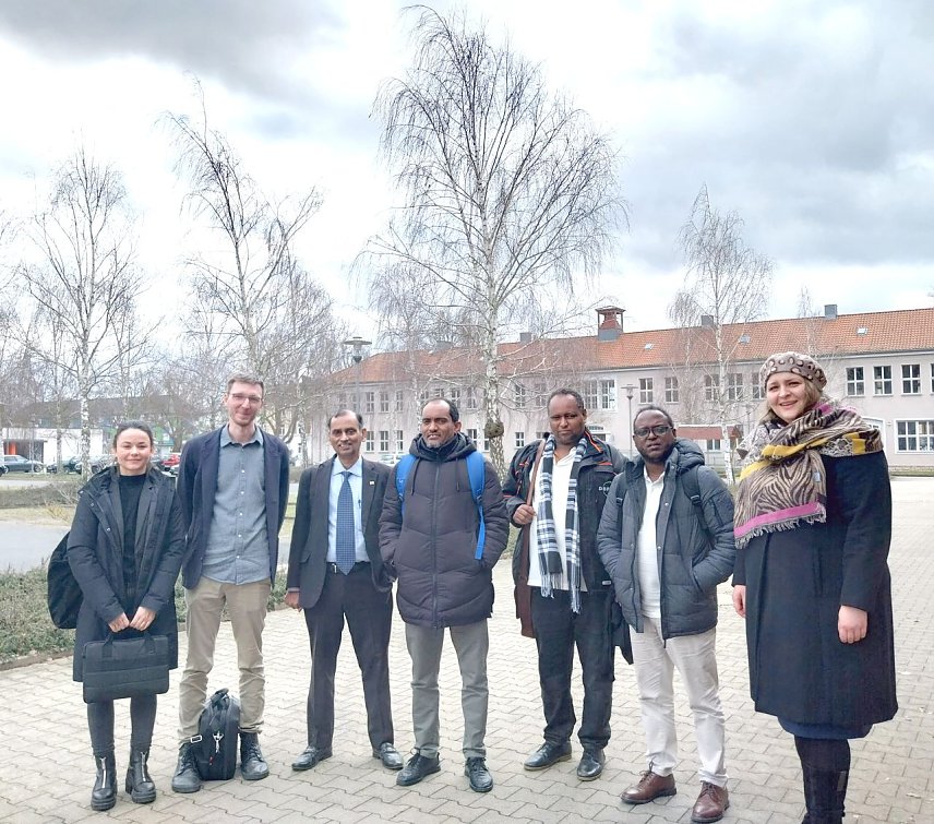 Bild: Vertreter der Jimma University, des DBFZ und der HSN w&auml;hrend der Campusf&uuml;hrun
