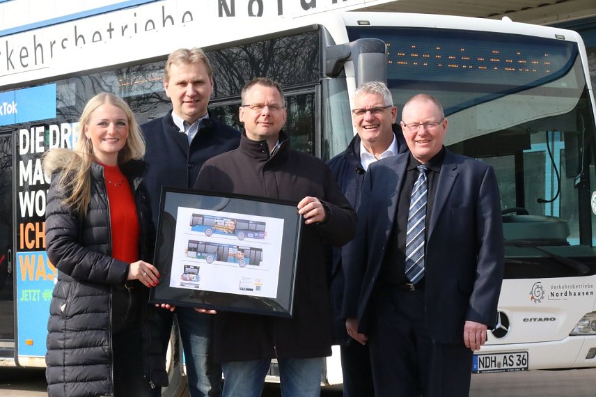 Bild: Der Bus wurde gestern bei den Stadtwerken &uuml;bergeben, v.l.: Mariana Kohlause von VerkehrsMedien Th&uuml;ringen, Marc Leineweber, Uli Schlegel und Thomas Wahlbusch von der IHK und Thorsten Schwarz