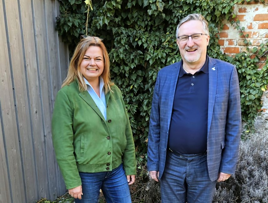Bild: Regina Englert und Superintendent Christian Beuchel