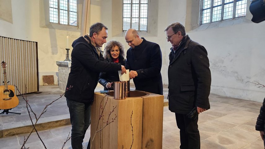 Bild: In der Netzwerkkirche wurde die Zeitkapsel gef&uuml;llt
