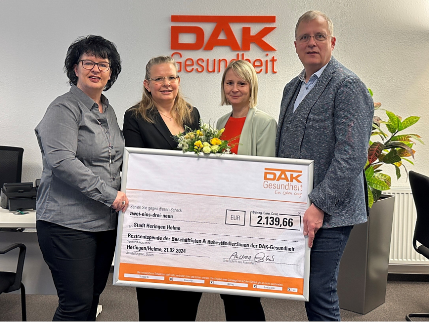 Bild: v.l.: Andrea Fischer (Leiterin), Katharina Fense (Ideengeberin), Alexandra Raabe (Kundenberaterin), Matthias Marquardt (B&uuml;rgermeister der Stadt Heringen) 