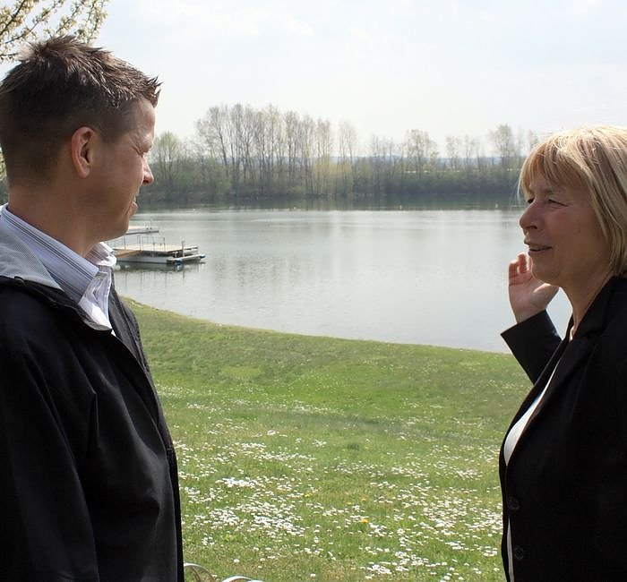 Bild: Gespr&auml;ch am Wasser