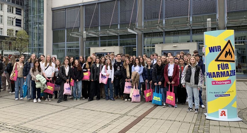 Bild: Sch&uuml;ler des Humboldt Gymnasiums Nordhausen besuchten am Tag der Pharmazie die Friedrich-Schiller-Universit&auml;t in Jena 