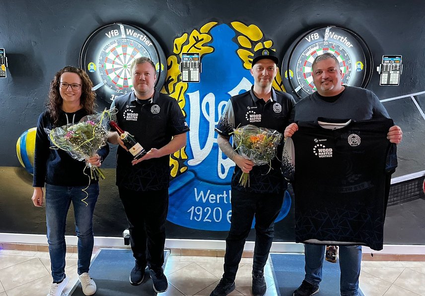 Bild: Spartenleiter Christian Bade (2. v. l.) und sein Stellvertreter Markus Schneller (3. v. l.) mit den Sponsoren Maria K&ouml;hler (Gl&uuml;cksmomente Fotografie, 1. v. l.) und Martin Kluczkowski (WoodMaster Werther, 4. v. l.)