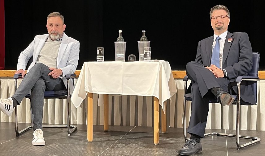 Bild: Anspannung vor dem Duell: B&uuml;rgermeister Matthias Reinz (l.) und Herausforderer Patrick Kosiol