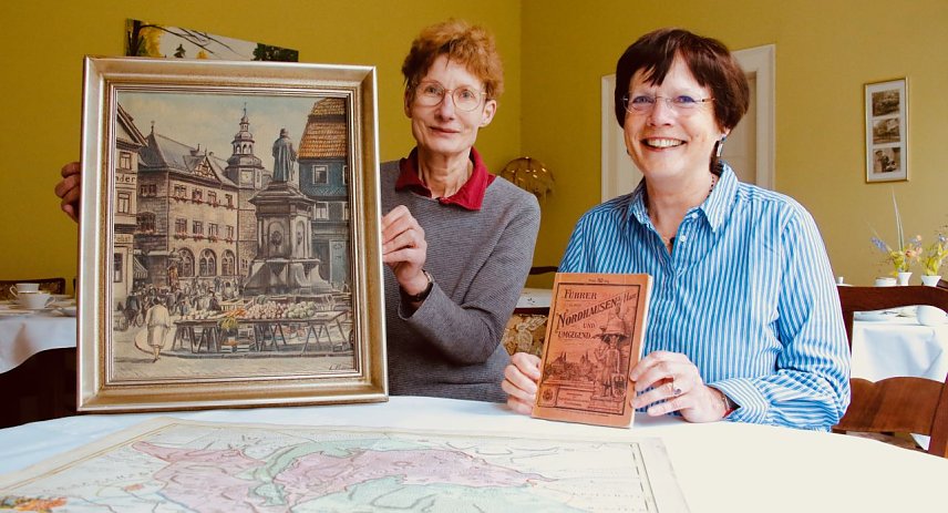 Bild: Andrea Rose und Hildegard Seidel haben die Sammlung von Vater und Bruder durchsucht und wollen f&uuml;r die sch&ouml;nsten St&uuml;cke neue Besitzer finden
