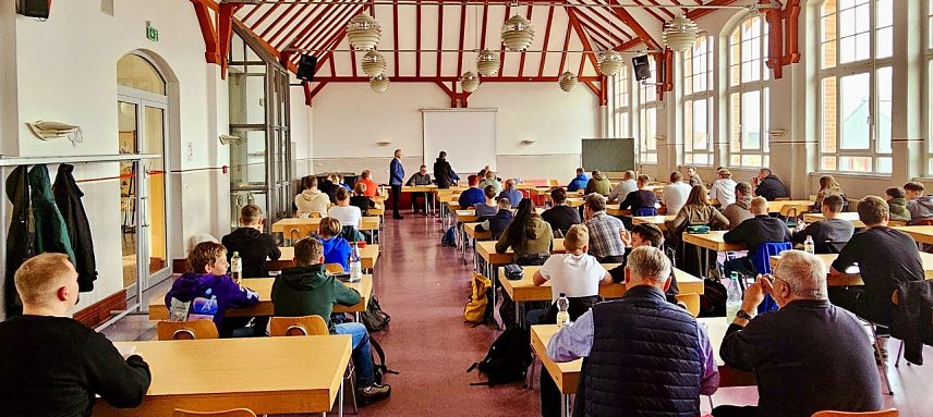 Bild: Fischereipr&uuml;fung in der Aula des Herder-Gymnasiums