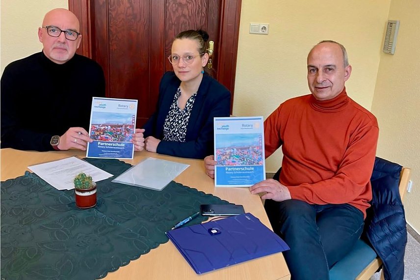 Bild: v.l.: Schulleiter Andreas Trump, Claudia Reich und Gunnar Haase