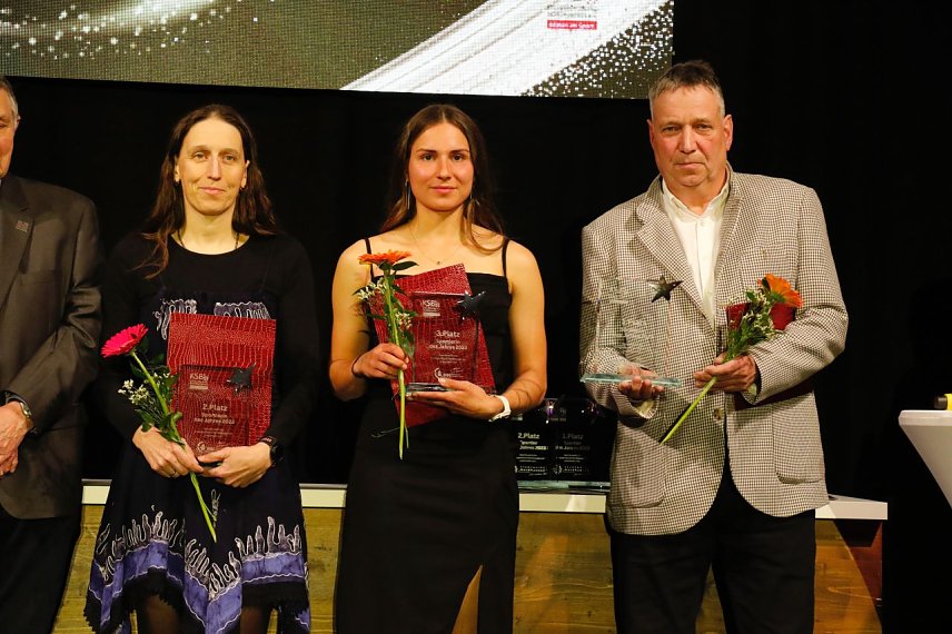 Bild: Katja Konschak und Franziska Martens nahmen ihre Auszeichnungen als Sportlerinnen des Jahres in der Wiedigsburg entgegen, Chantal "Chanti" Rimke musste sich von ihrem einstigen Trainer vertreten lassen