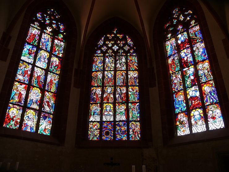 Bild: Die Buntglasfenster in der Blasii-Kirche