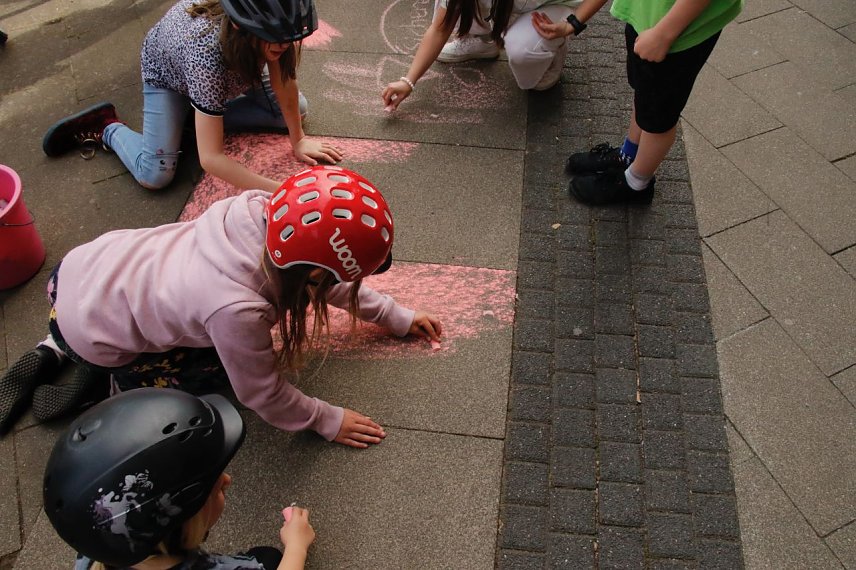 Bild: In der unteren Rautenstra&szlig;e wurde der Radweg mit Kreide wieder rot gef&auml;rbt