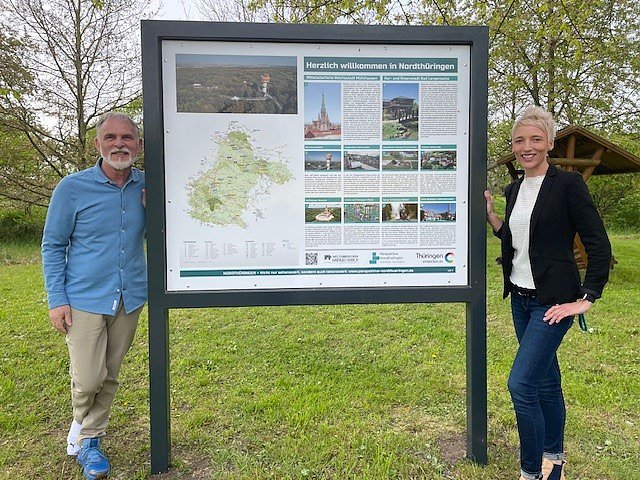 Bild: Landrat Harald Zanker und Rebecca K&uuml;llmer (Regionalmanagement Nordth&uuml;ringen) vor der Informationstafel in Urleben � einer von 10 Standorten im Unstrut-Hainich-Kreis