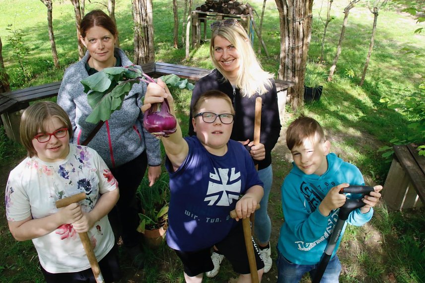 Bild: Der schmucke Kohlrabi ist noch ein Anschauungsobjekt, damit sp&auml;ter die Ernte solcher Prachtexemplare gelingt, leiten G&auml;rtnerin Judith Srocke (links) und Lehrerin Kerstin Zimmer das Projekt an