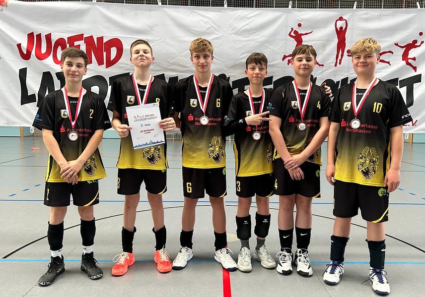 Bild: Stolze Volleyballer des S&uuml;dharzer Volleyball Clubs pr&auml;sentieren ihre Urkunde
