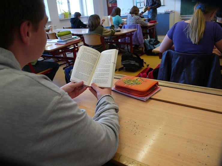 Bild: Ein Sch&uuml;ler der Klasse 5a schm&ouml;kert