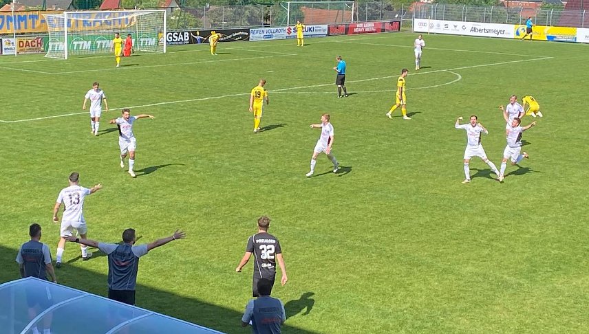 Bild: Dank Dome Finger (3. Preu&szlig;e von links) fuhr der FSV einen weiteren Ausw&auml;rtssieg in Sondershausen ein