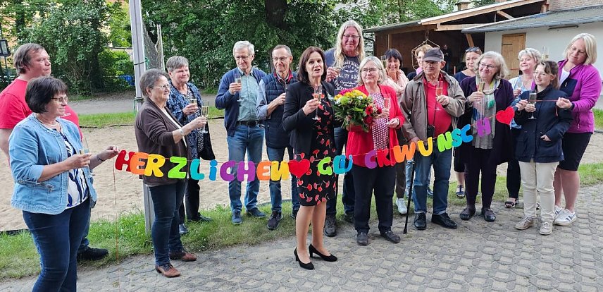 Bild: Alte und neue Landr&auml;tin des Kyffh&auml;userkreises Antje Hochwind-Schneider. Gro&szlig;e Freude bei allen Beteiligten