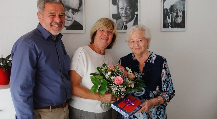 Bild: Ehrung f&uuml;r die Geehrte, v.l.: Manfred Breitr&uuml;ck, Barbara Rinke und Helga Rathnau