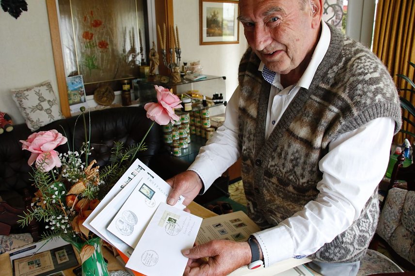 Bild: Das n&auml;chste Projekt liegt schon auf dem Tisch - Dr. Werner Greiner zeigt Briefmarkenmotive rund um den Boxer Max Schmeling