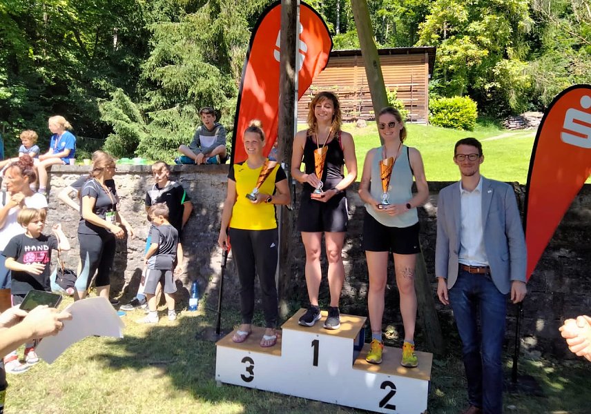 Bild: Die Siegerinnen &uuml;ber 10 km beim diesj&auml;hrigen Vogelberglauf
