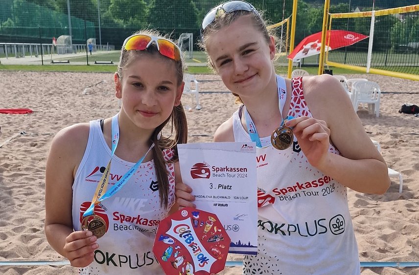 Bild: Ida und Magdalena stolz mit ihrer Bronzemedaille