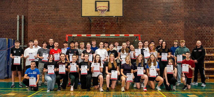 Bild: Sch&uuml;ler des Humboldt-Gymnasiums mit ihren Breitensportlizenzen
