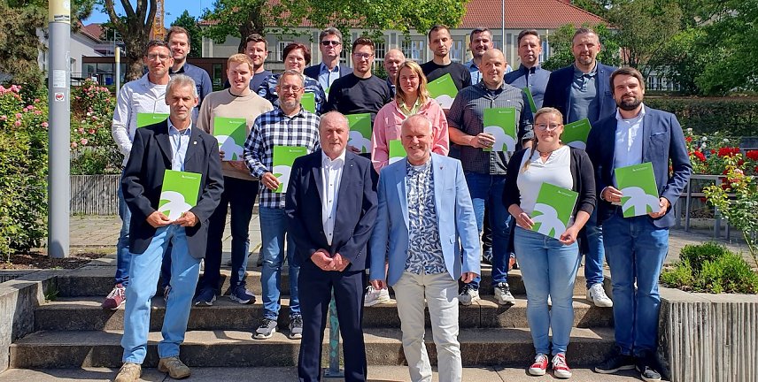 Bild: Die Absolventen des Zertifikatsstudiengangs Netztechnik und Netzbetrieb Fernw&auml;rme an der Hochschule Nordhausen feiern stolz ihren erfolgreichen Abschluss.