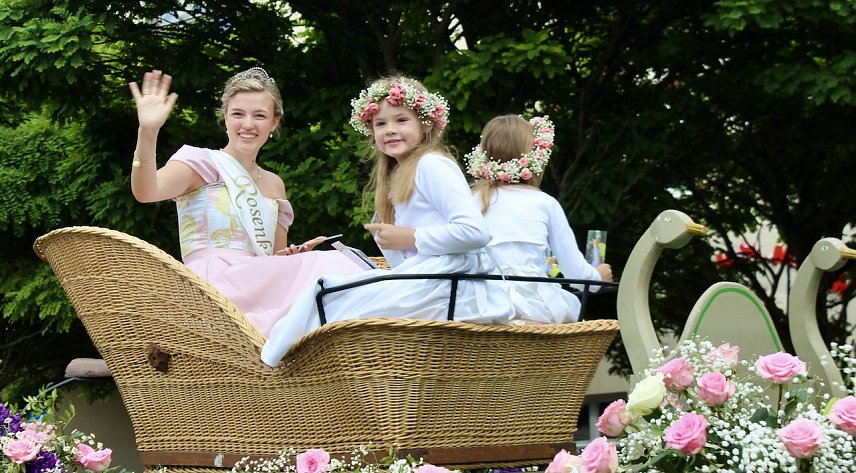 Bild: Bad Langensalzas neue Rosenk&ouml;nigin Maxima gr&uuml;&szlig;t von ihrer Kutsche