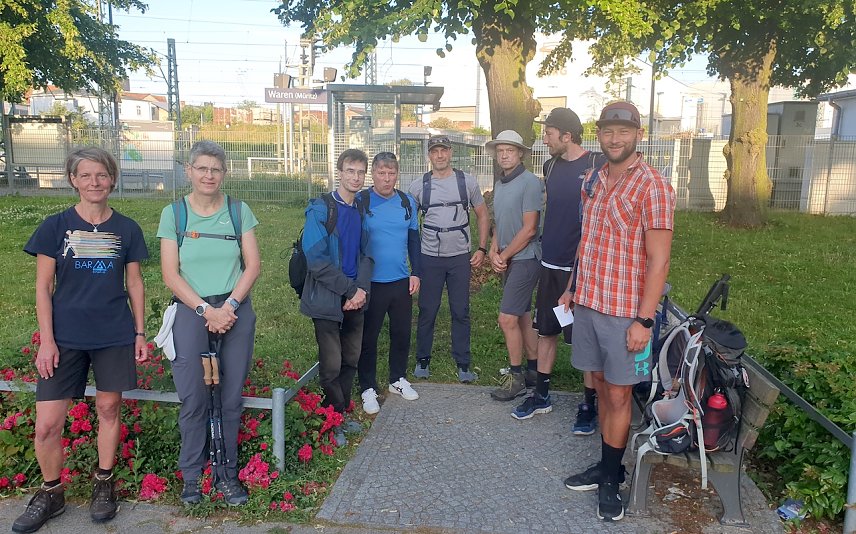 Bild: Hier war die Welt noch in Ordnung: Acht der zehn Gestarteten um kurz nach Sechs am 29.06.24 am Bahnhof Waren (M&uuml;ritz).