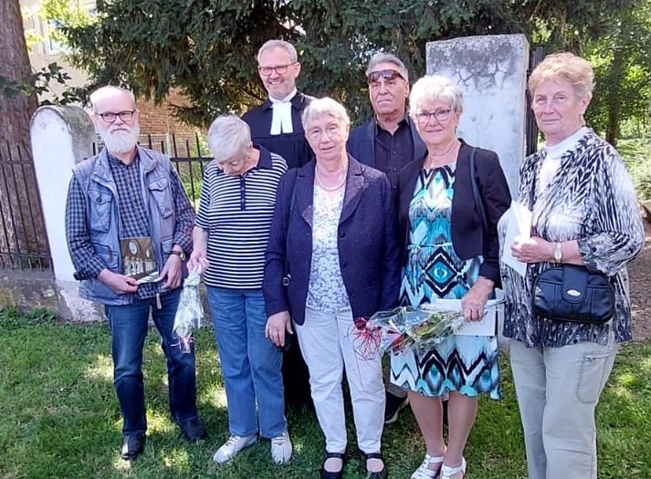 Bild: Die Konfirmanden: Bild v.l.n.r. Achim Liebram, Margret Gablick geb. G&uuml;lland, Pfr. Klemens M&uuml;ller, Leni Decker geb. Pollack, Friedhelm Leibeling, Renate Kobs geb. Eilhardt, Doris Brunner geb. Machatzke