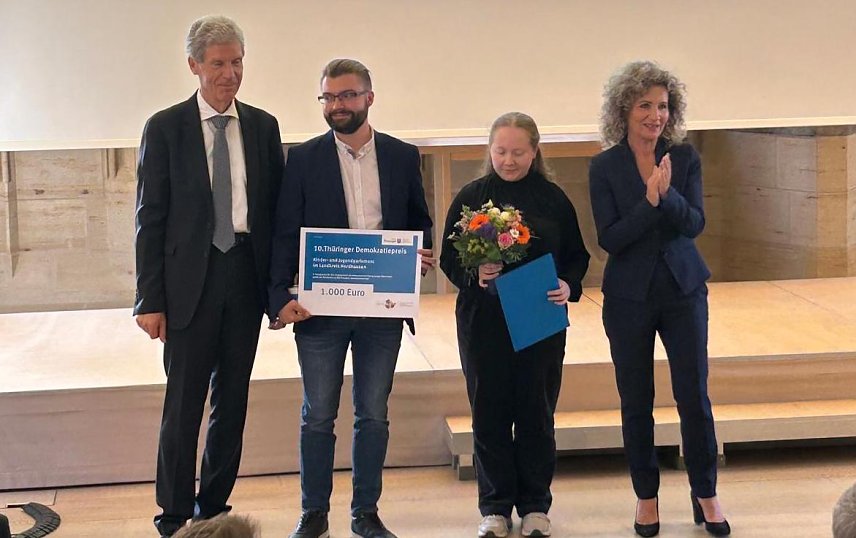 Bild: Bei der Preisverleihung mit Minister Holter (l.) und Landtagspr&auml;sidentin Pommer (r.)