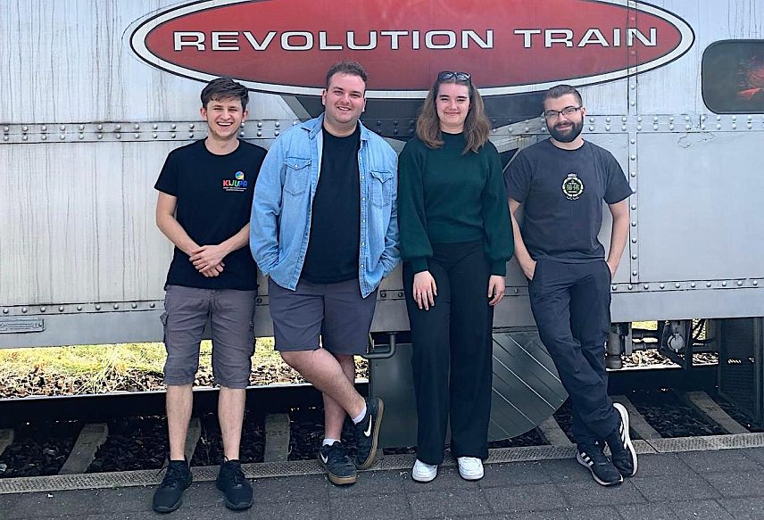 Bild: Kinder- und Jugendparlament vor dem Revolutin Train in Nordhausen