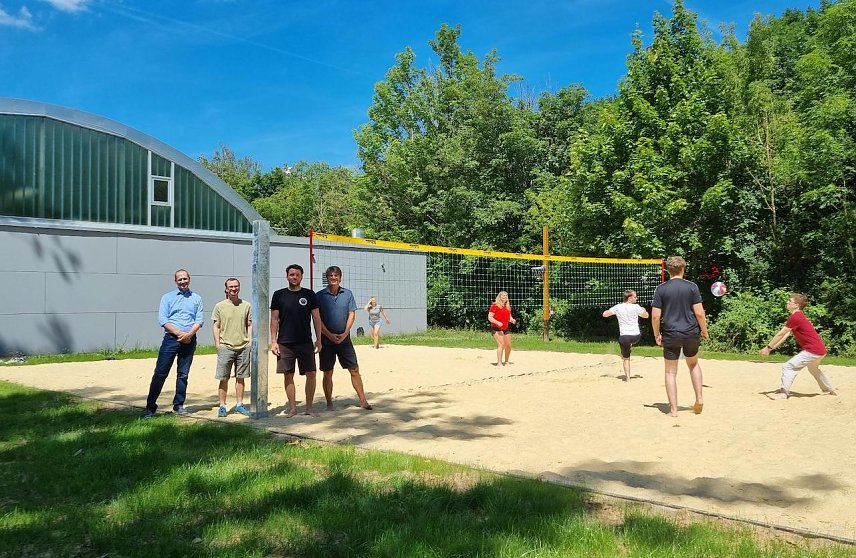 Bild: Er&ouml;ffnung des Beachvolleyball-Felds der HSN durch Prof. Dr. Stefan Siegel, Daniel R&uuml;besamen, Andr&eacute; Rummel und Prof. Dr. Andreas Seidel (v.l.n.r.)