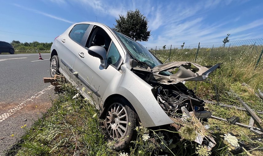 Bild: Etwas vom rechten Weg abgekommen: Peugeot an der Kreuzung zur Autobahn
