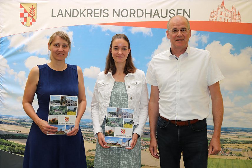 Bild: Die Gelichstellungsbeauftragten Jessica Wilhelm und  Juliane Rosenhahn mit Landrat Matthias Jendricke
