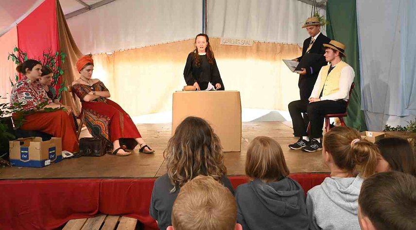 Bild: Theaterauff&uuml;hrung im Handwerker Camp