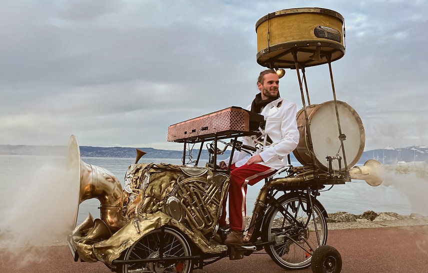 Bild: Le Pianoteur kommt mit dem Fahrrad und jeder Menge Spa&szlig;