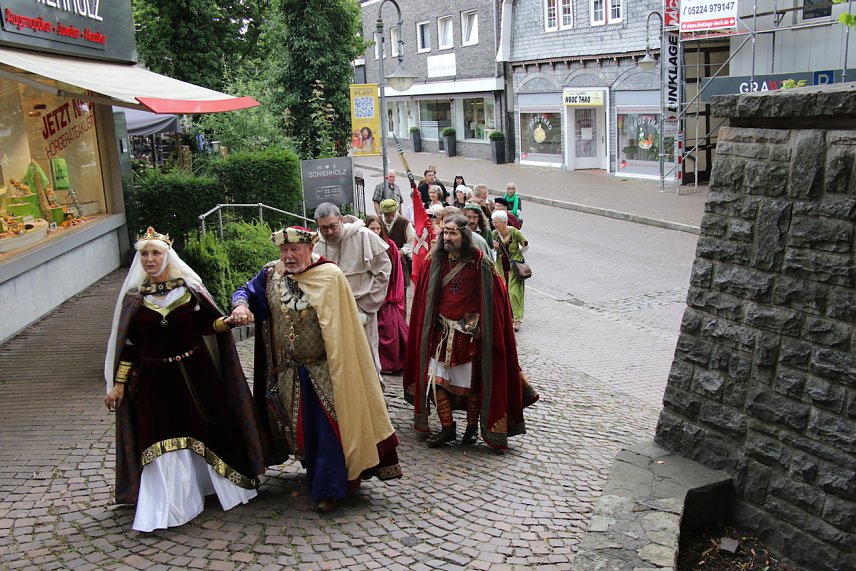 Bild: Einzug in vollem Ornat - die Ruhest&auml;tte des Ahnherrn der Ottonen wurde besucht