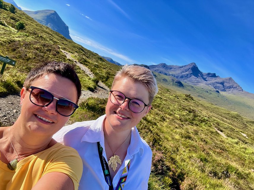 Bild: Frau Koch mit ihrer Tochter w&auml;hrend einer auf der Isle of Skye in Schottland (2)