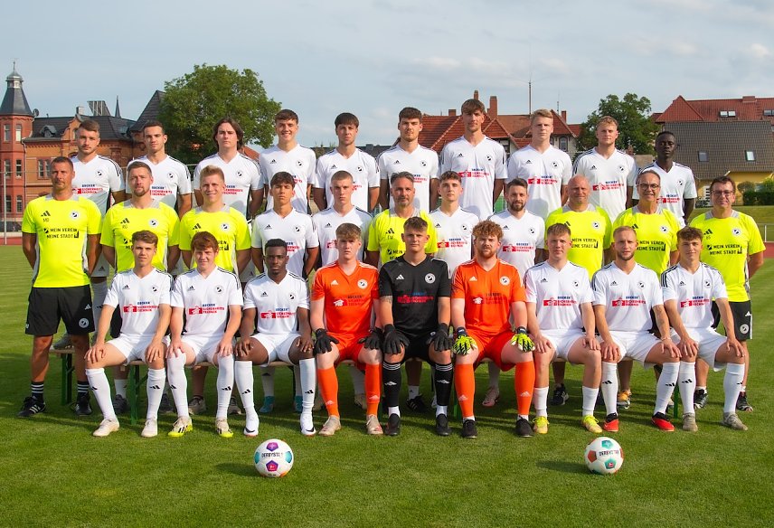 Bild: Mission Klassenerhalt: Spieler, Trainer und Betreuer des FSV Preu&szlig;en in der kommenden Saison