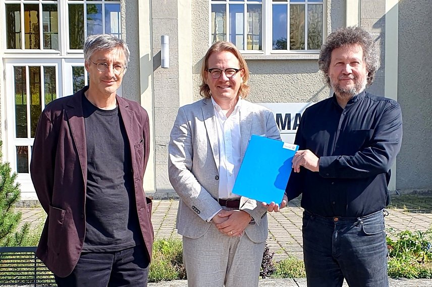 Bild: Von links nach rechts: Prof. Dr.-Ing. Thomas Schabbach, Dr. rer. nat. Sebastian Schmidt und Prof. Dr.-Ing. Viktor Wesselak bei der offiziellen Ernennung an der Hochschule Nordhausen 
