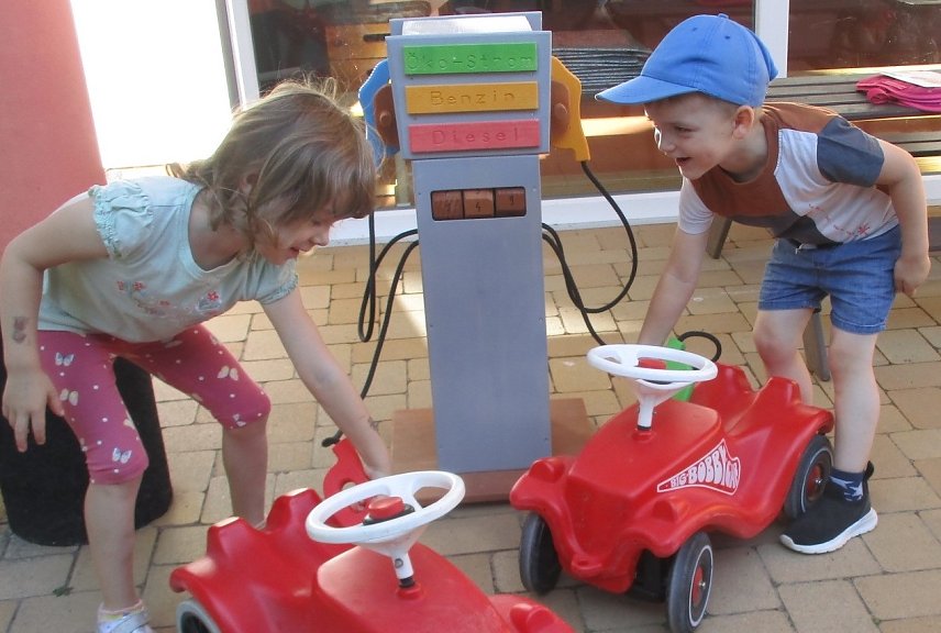 Bild:  Lucie und Arthur an der Holztankstelle, die die Agrarproduktion Leimbach/Urbach gespendet hat. 