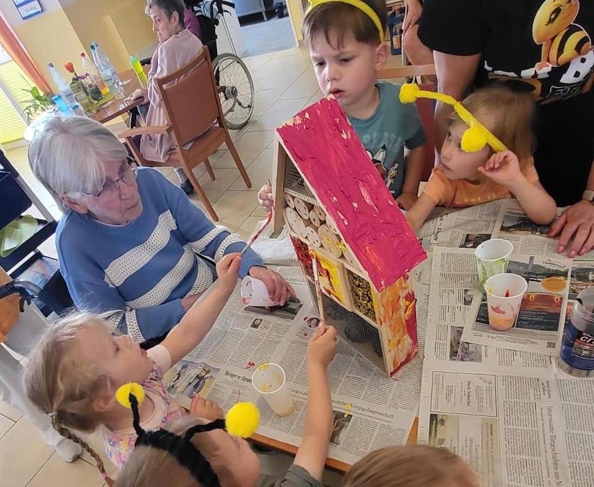 Bild: Jung und alt bauen ein Insektenhotel - Haus Wilma und die Kindervilla-Kinder aus Bad Frankenhausen