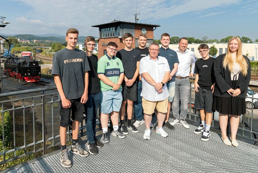 Bild: Start ins Berufsleben bei den Harzer Schmalspurbahnen (v.l.n.r.): Hannes Matteo B&ouml;hm, Benjamin Friedrich, Liam Ackert, Alexander Pohl, Dustin Ren&eacute; Steube, Tom Wei&szlig;enfeld (HSB-Ausbilder), Jean Pascal Friedrich, Norman Wolf (HSB-Ausbilder), Janno Noel Egler und Finja Fischer.