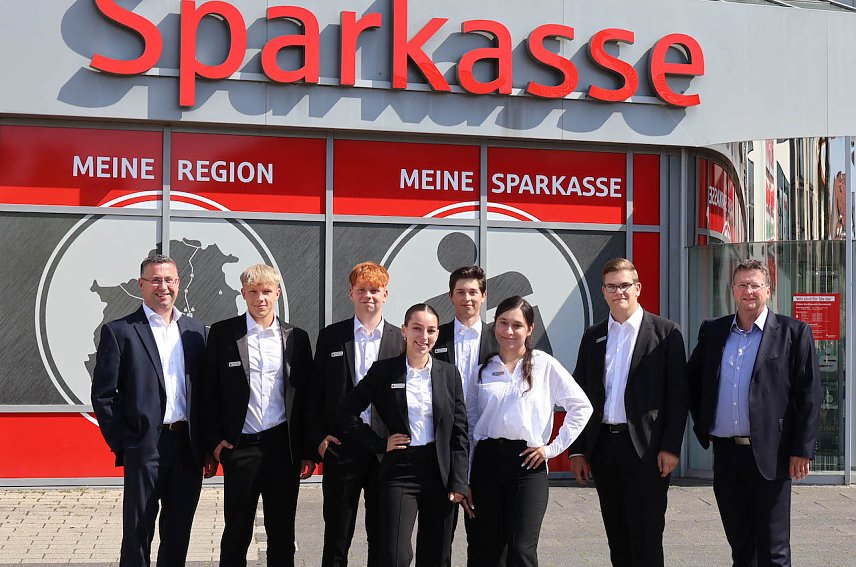 Bild: v.l.n.r. Jan Oberb&uuml;chler, Vorstandsmitglied, Lucian Goutier, Arnold Rausch, Olivia Kaltbach, Joaquin Friedrichs, Tahmina Maharramova, Luiz Wramp, Vorstandsvorsitzender Thomas Seeber