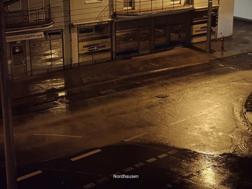 Bild: Die Stra&szlig;e ein Fluss - in Nordhausen sorgte Starkregen in der Nacht f&uuml;r Probleme